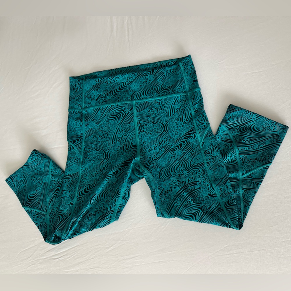 Lululemon Women's Black/Teal Floral Pattern Cropped Athletic Leggings, Size 8